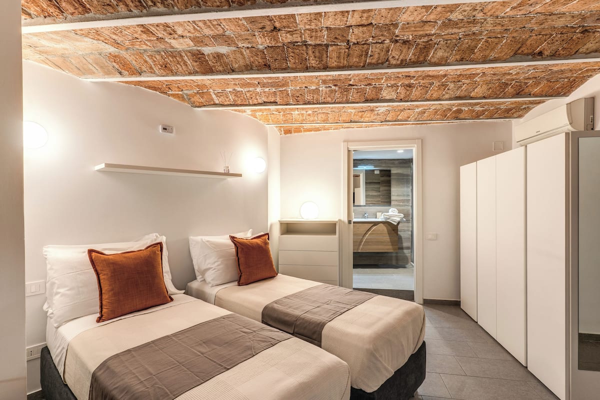 高级三人房, 阳台, 城市景观 | 办公桌、笔记本电脑工作区、免费 WiFi