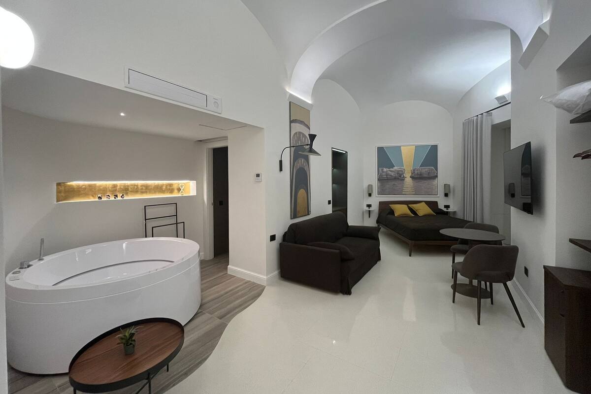 مكتب ومساحة عمل للكمبيوتر المحمول وواي فاي مجانًا