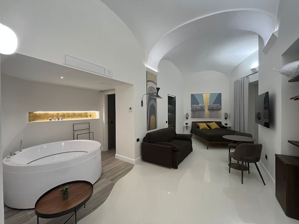 Quadrupla Executive, balcone, vista città | Una scrivania, postazione laptop, Wi-Fi gratuito