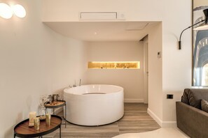 行政四人房, 阳台, 城市景观 | 私人 SPA 浴缸