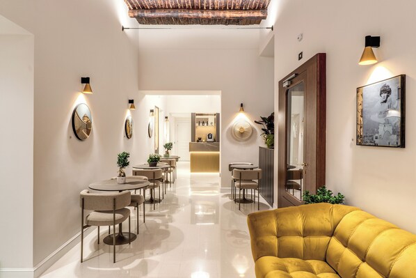 Interior entrance - Residenze Piazza Dante (Naples)