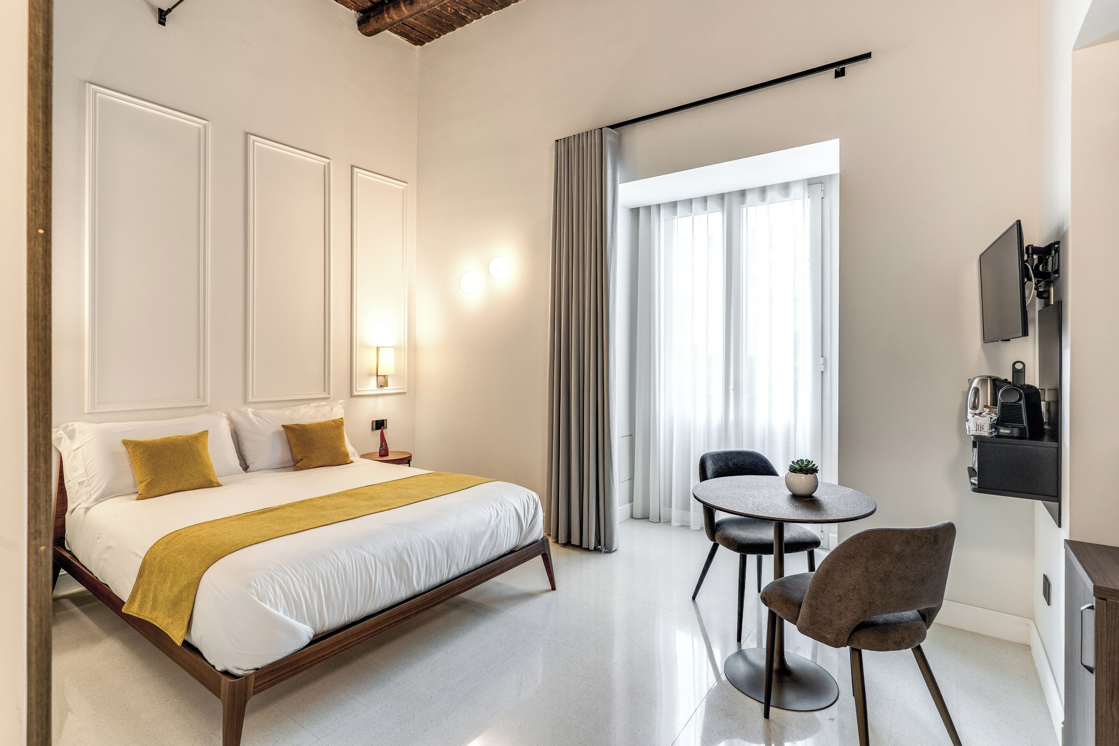 Royal Room, Balcony, City View | Desk, laptop workspace, free WiFi