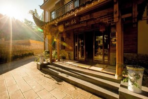 Ein traditionelles Gebäude mit einer Holzfassade, einem Balkon und einer Treppe zum Eingang.
