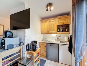 Kjøleskap, mikrobølgeovn, kokeplater og oppvaskmaskin