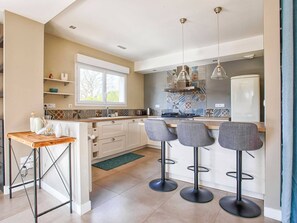 Een koelkast, een microgolfoven, een oven, een vaatwasser