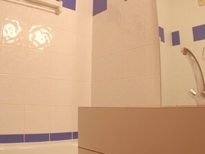 A bathroom with white tiles, a blue accent wall, and a modern faucet. - Divisible studio in Valmorel, 4 people, west balcony, optional parking (Valmorel)