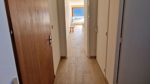 A hallway leading to a room with a view of the sea. - 2-room apartment in Châtel, sleeps 5 with WIFI and pets welcome (Châtel)