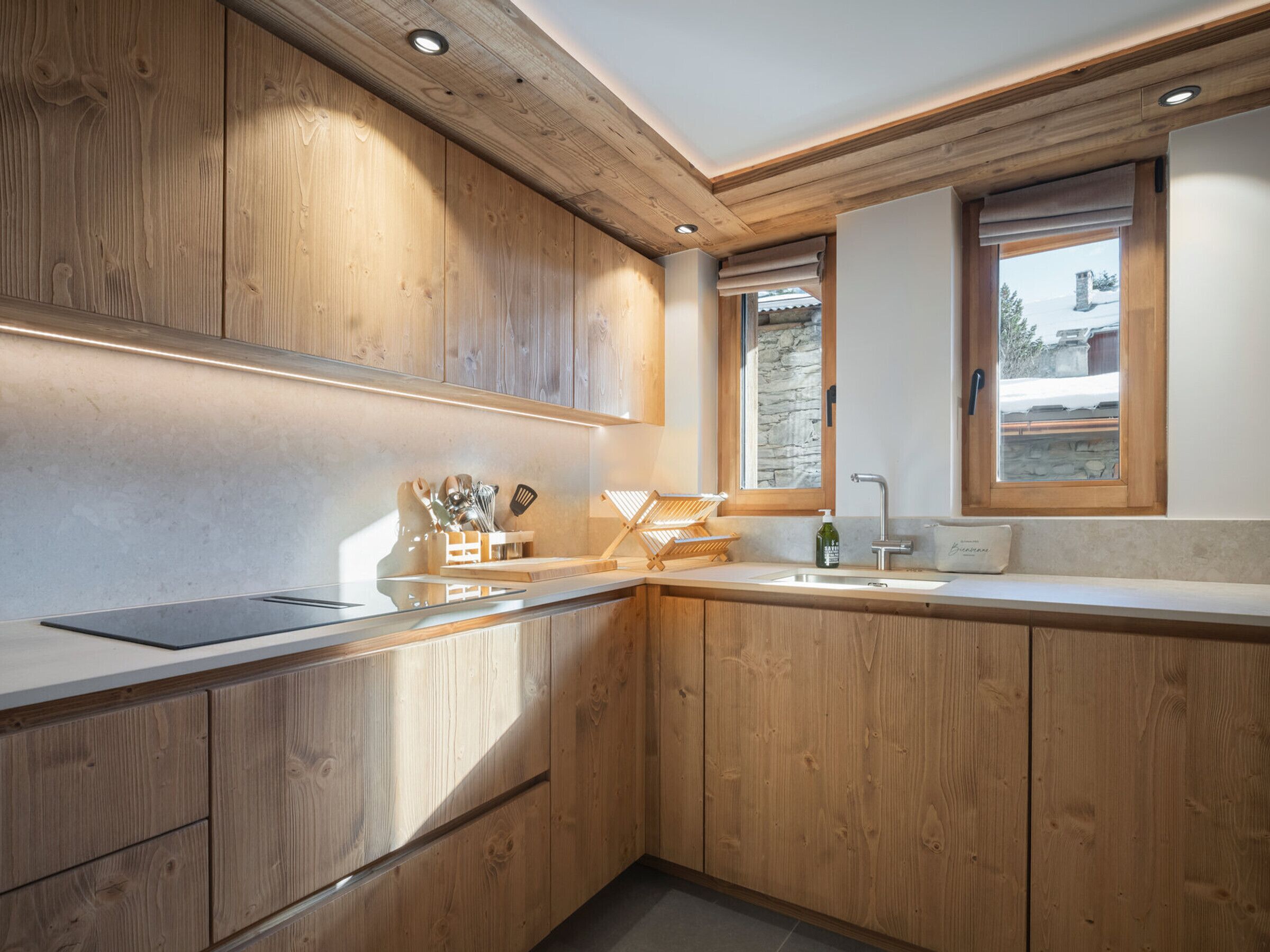 Jääkaappi, mikroaaltouuni, uuni, astianpesukone