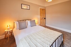 3 bedrooms, desk, iron/ironing board, WiFi