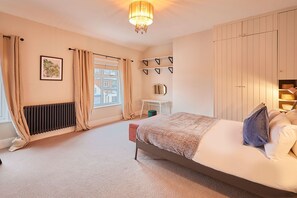 Skrivbord, strykjärn/strykbräda, wi-fi och sängkläder