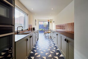 Fridge, microwave, oven, stovetop - Stylish Coastal 3-Bed Retreat in Saltburn (Redcar and Cleveland)