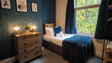 3 bedrooms, iron/ironing board, WiFi, bed sheets