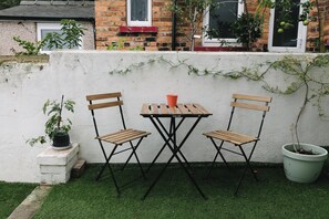 Outdoor dining - Scarborough Escape – 3-Bed Home with Free Parking (Scarborough)