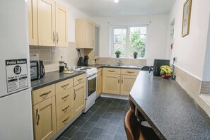 Fridge, microwave, oven, stovetop - Scarborough Escape – 3-Bed Home with Free Parking (Scarborough)