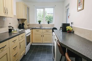 Kylskåp, mikrovågsugn, ugn och spishäll