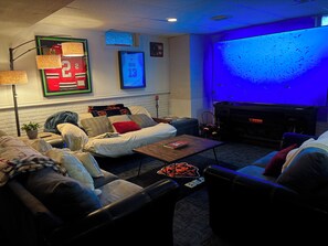 Smart TV, fireplace, books, video library - Big River Retreat on the Mighty Mississippi (Port Byron)