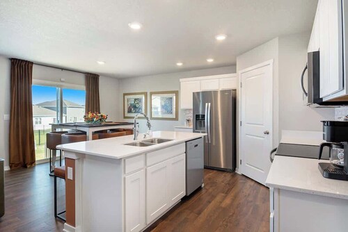 Stylish Eclectic Escape! 3 King Suites and Charm!