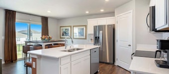 Stylish Eclectic Escape! 3 King Suites and Charm!