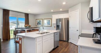 Stylish Eclectic Escape! 3 King Suites and Charm!