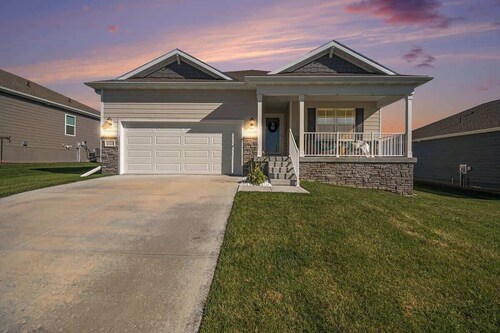 Stylish Eclectic Escape! 3 King Suites and Charm!