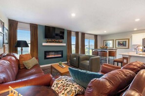 Televisión, chimenea y oficina 