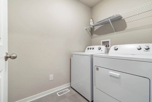 Stylish Eclectic Escape! 3 King Suites and Charm!