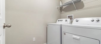 Stylish Eclectic Escape! 3 King Suites and Charm!