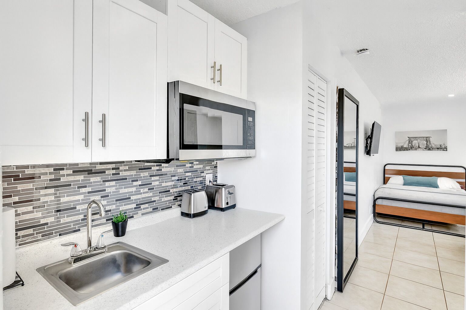 Refrigerador, microondas, cafetera y tetera y tostadora 