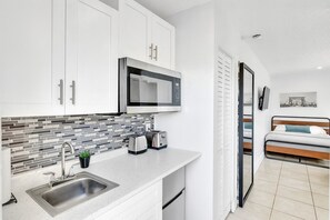 Een koelkast, een magnetron, een koffiezetapparaat/waterkoker