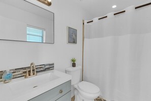 Een haardroger, handdoeken