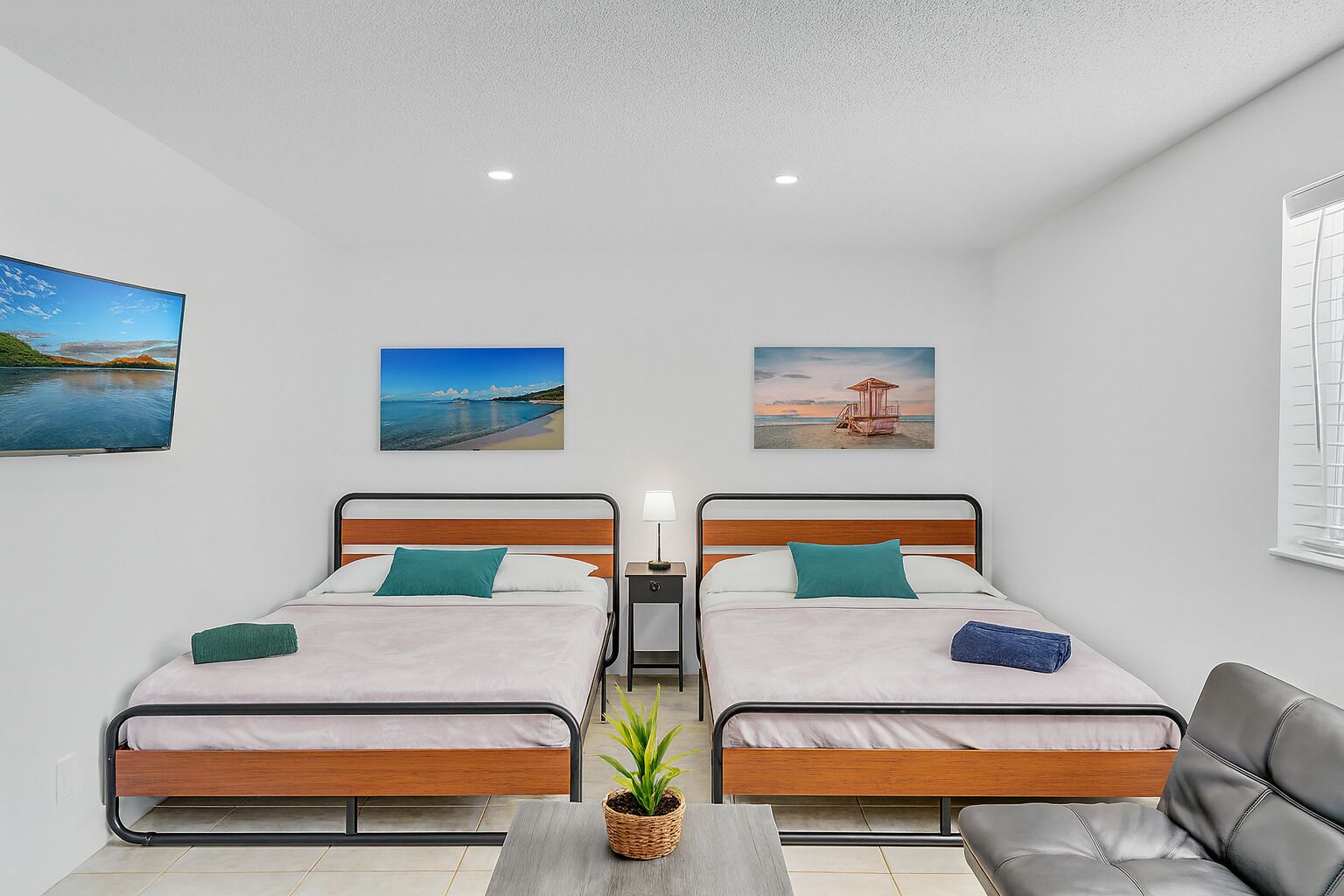 Een strijkplank/strijkijzer, reisbedje, gratis wifi, beddengoed