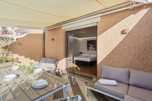 Outdoor dining - Beachfront Studio with Terrace by Wonderful Italy (Genova)