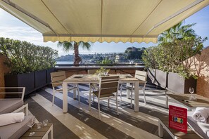 Outdoor dining - Beachfront Studio with Terrace by Wonderful Italy (Genova)