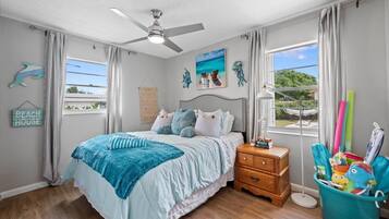 3 bedrooms, iron/ironing board, internet, bed sheets