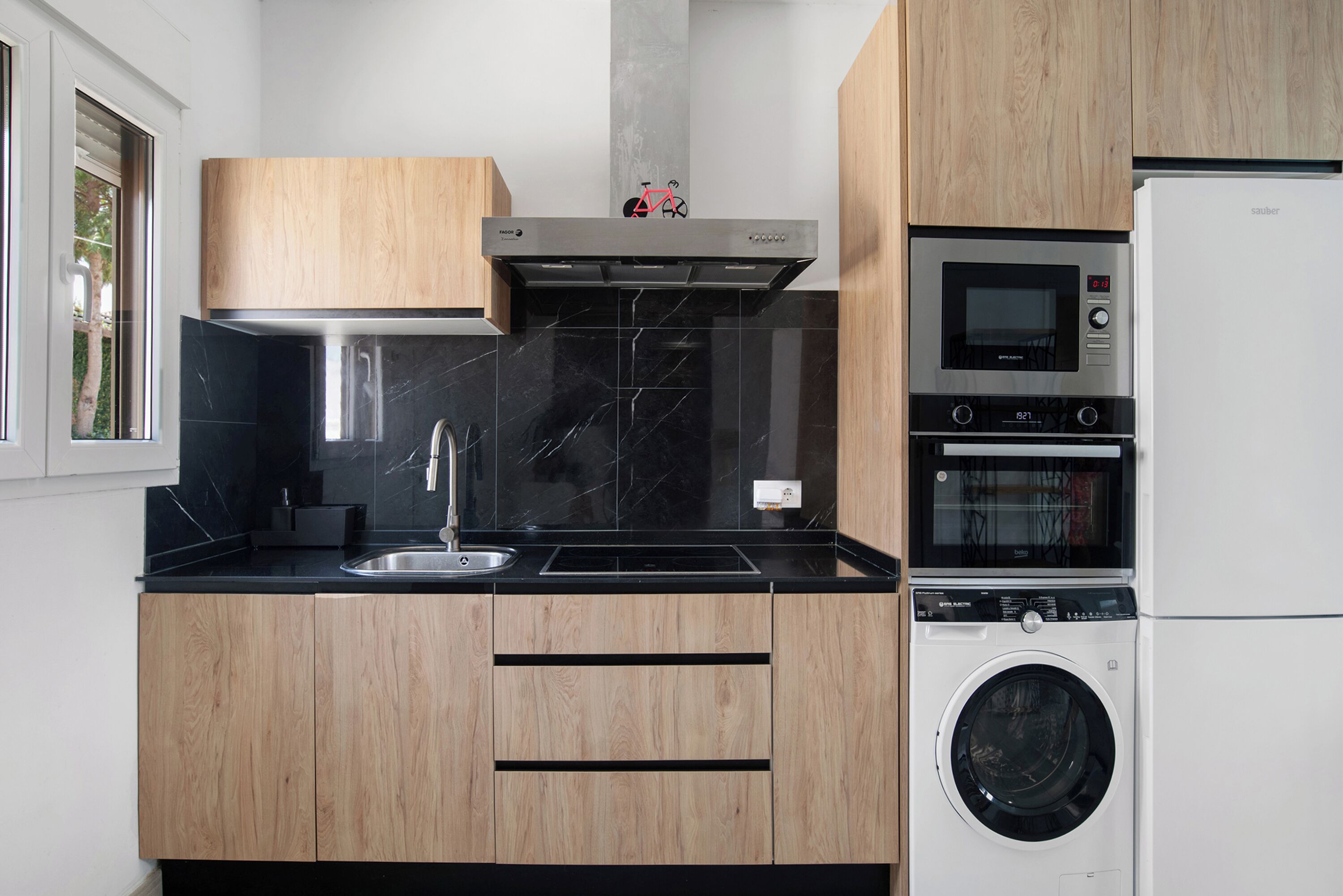 Réfrigérateur, micro-ondes, four, plaque de cuisson