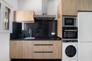 Kühlschrank, Mikrowelle, Ofen, Herdplatte