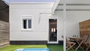 A swimming pool, a wooden deck, and a small patio area with a table and chairs. - Holiday Home 'Casita Dana' with Private Pool, Wi-Fi and Air Conditioning (Conil de la Frontera)