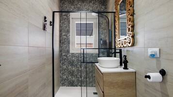 Dusche, Haartrockner, Handtücher