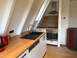 Kylskåp, ugn, spishäll och diskmaskin