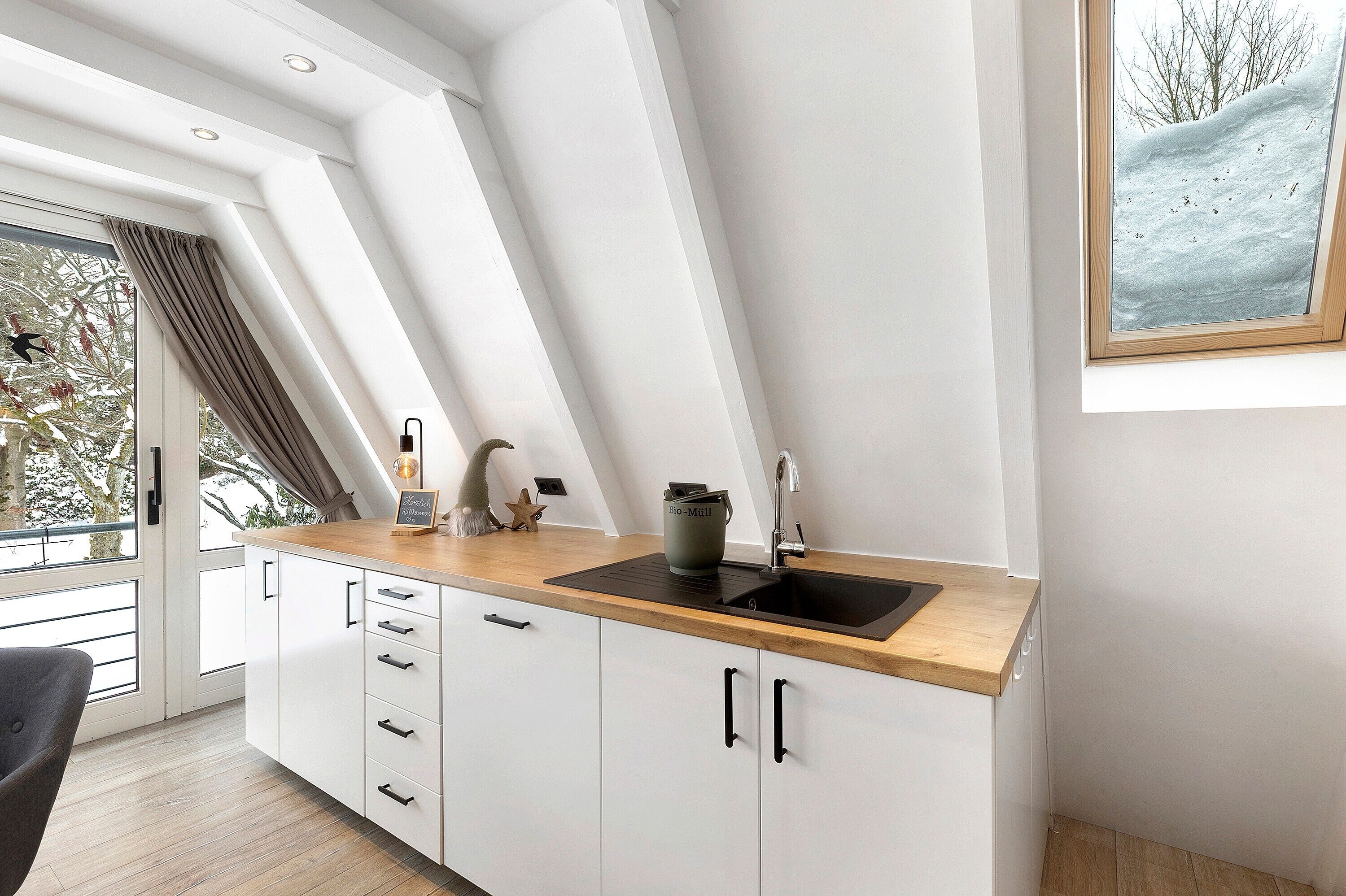 Een koelkast, een oven, een kookplaat, een vaatwasser