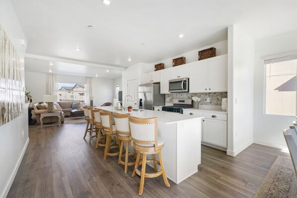 Fridge, microwave, oven, stovetop - New townhome, quick freeway & public trans. access, seasonal pool & pickleball. (American Fork)