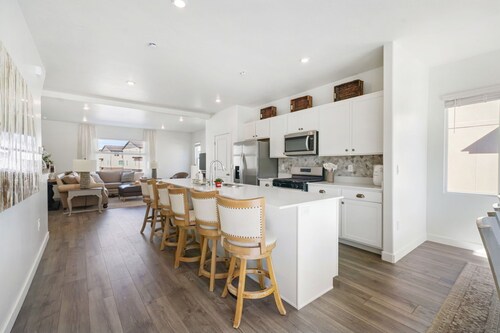 New townhome, quick freeway & public trans. access, seasonal pool & pickleball.