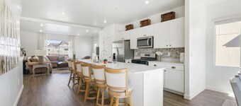  New townhome, quick freeway & public trans. access, seasonal pool & pickleball.