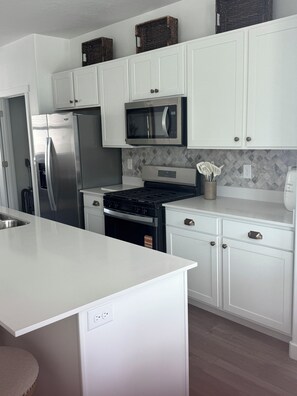 Refrigerador, microondas, horno y parrilla de estufa