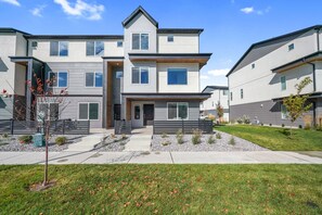 Exterior - New townhome, quick freeway & public trans. access, seasonal pool & pickleball. (American Fork)