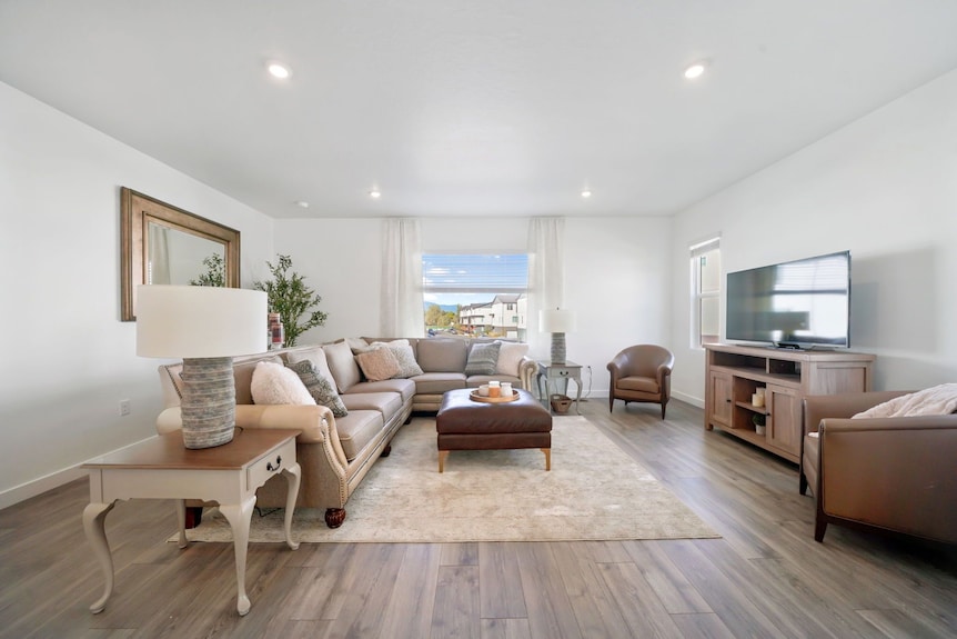 New Townhome, Quick Freeway & Public Trans. Access, Seasonal Pool & Pickleball. - Lehi, UT