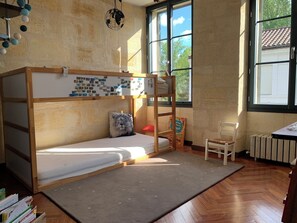 4 habitaciones, escritorio y tabla de planchar con plancha 