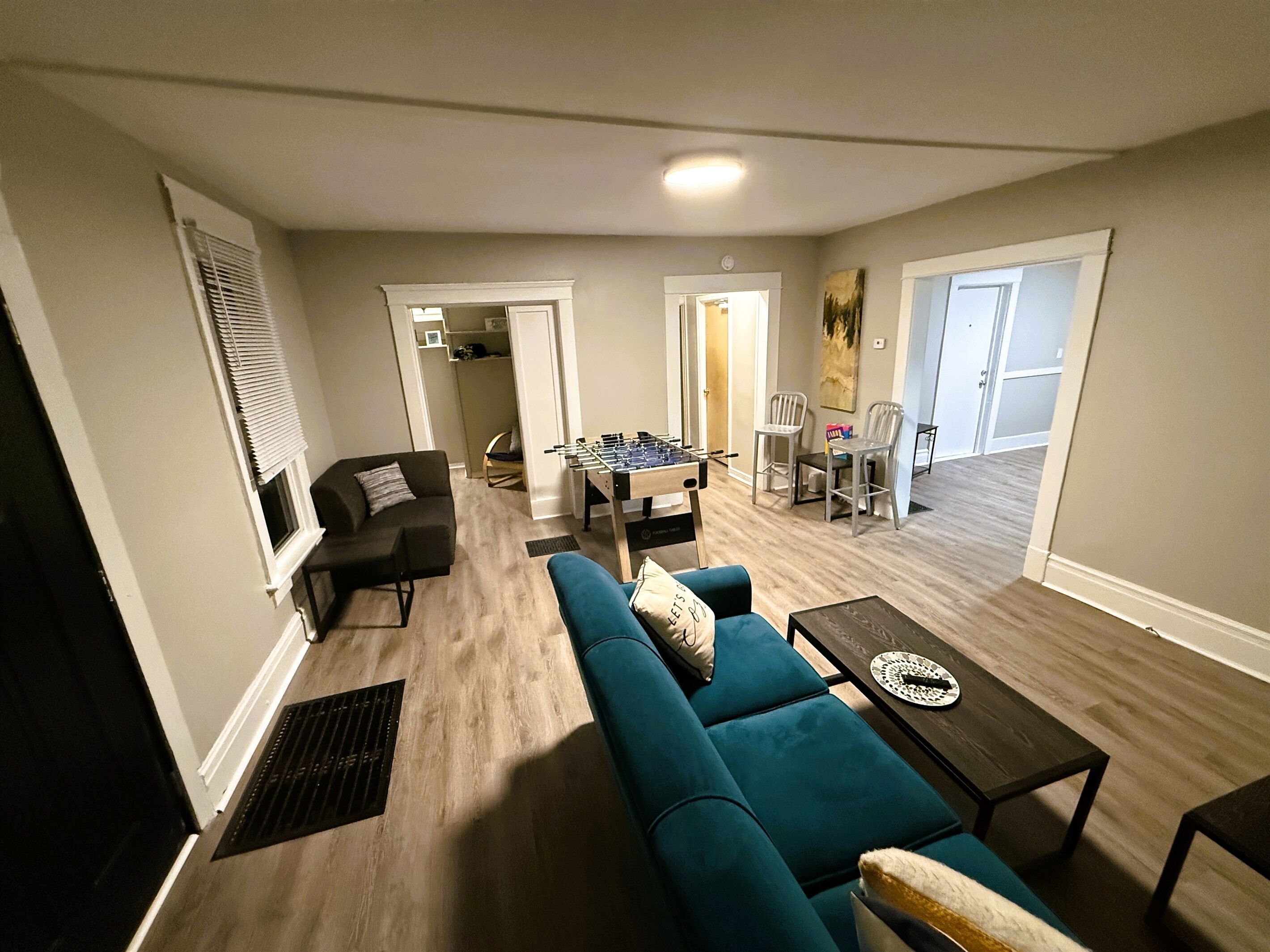 Smart TV, futbolito, oficina