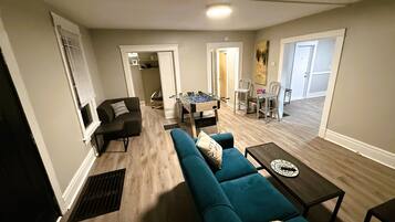 Smart TV, futbolito, oficina