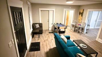 Smart TV, futbolito, oficina